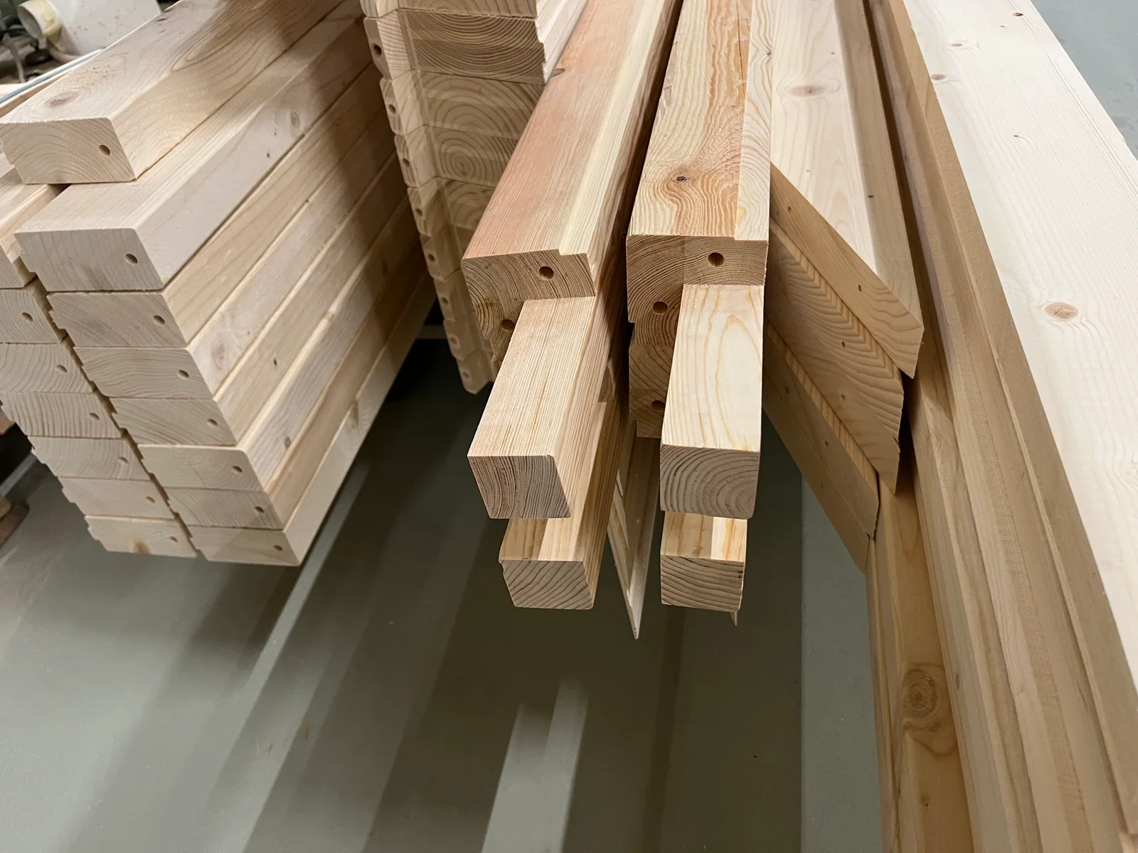 Tätvuxen svensk tall och gran med formstabila fingerskarvar enligt SS-EN 385