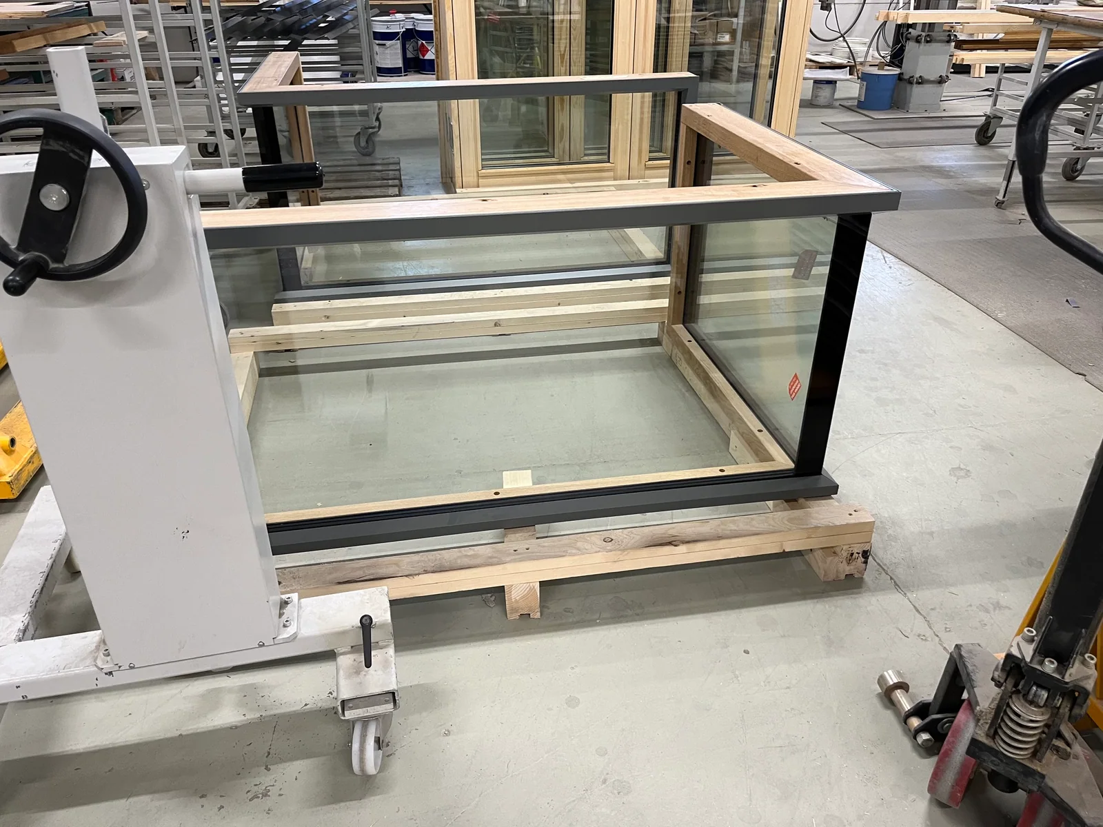Prefabricerat hörnparti med strukturellt glas-mot-glas och aluminiumbeklädnad