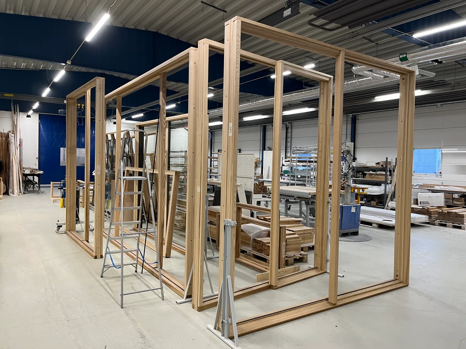Provmontering av 3-meters skjutdörrskarmar i massiv ek på fabriken i Lenhovda